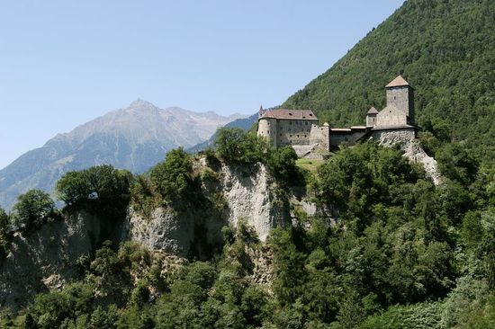 800px-tirol_schloss_011.jpg