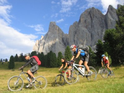 In Trentino Alto Adige con la mountain bike tra percorsi nella natura, dolomiti, brenta