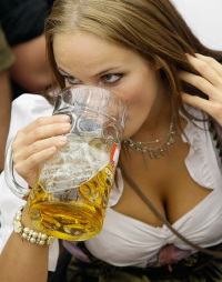 oktoberfest-fino-al-4-ottobre-a-monaco-di-baviera-la-birra-si-fa-anche-afrodisiaca-con-erotik-bier.jpg